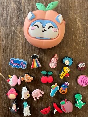 Peach Animal Silicone Small Pets Accessory Case with assorted gibbits
